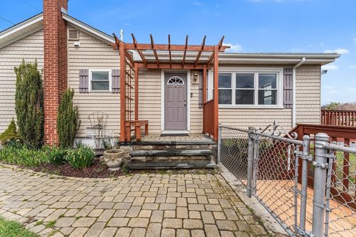 24 Front St, Swansea, MA, 02777-3211 | Card Image