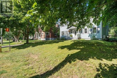 8 Regent St, House other with 5 bedrooms, 3 bathrooms and null parking in Amherst NS | Image 2