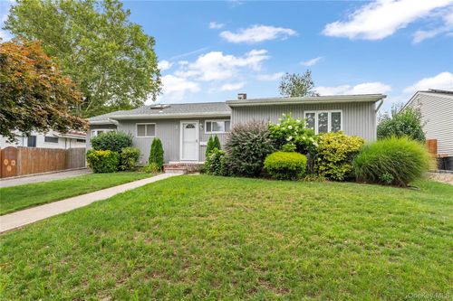 7 Kroll St, Plainview, NY, 11803-2109 | Card Image