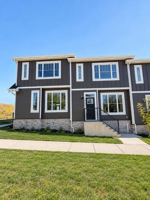 2236 44 St Nw, Calgary, AB, T3B | Card Image