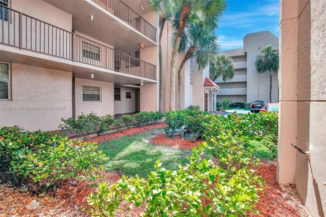 APT-101 - 9510 Seagrape Dr, Condo with 3 bedrooms, 2 bathrooms and null parking in Davie FL | Image 37