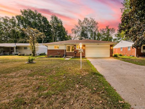 19501 Magnolia Pkwy, Southfield, MI, 48075-7134 | Card Image