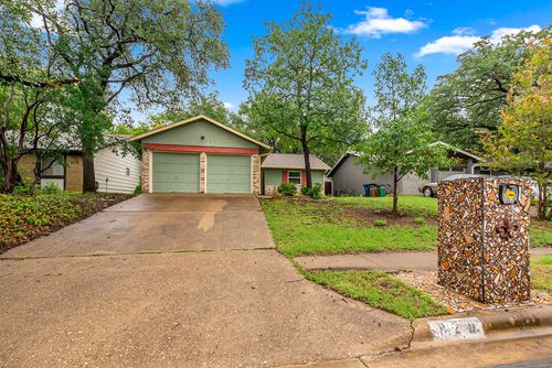 920 Acorn Oaks Dr, Austin, TX, 78745-5541 | Card Image