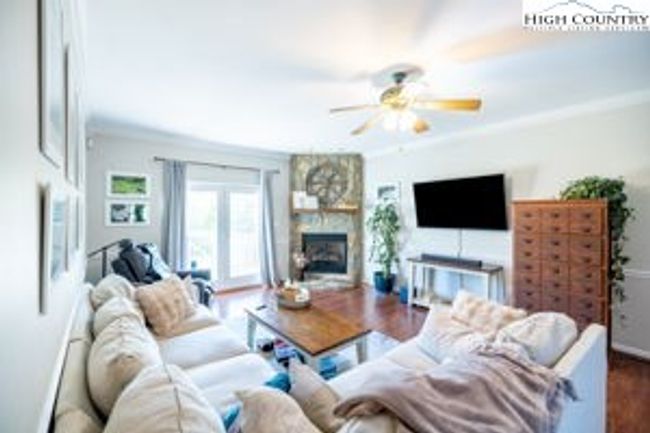 Living Room | Image 11