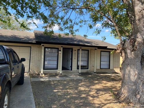 8979 Seacliff St, San Antonio, TX, 78242-3010 | Card Image