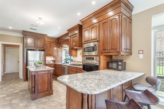 Kitchen with breakfast bar | Image 12