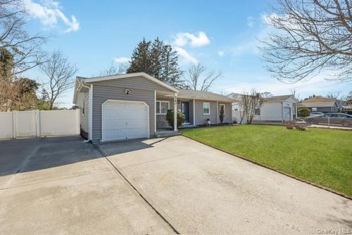 260 New Hampshire Ave, Bay Shore, NY, 11706-3207 | Card Image