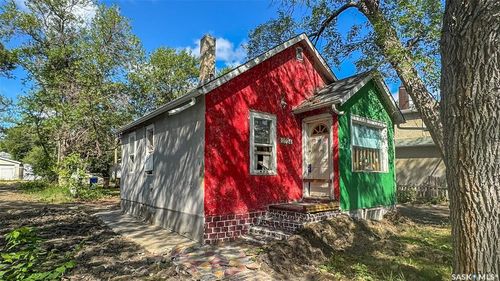 1024 Athol St, House with 2 bedrooms, 1 bathrooms and 2 parking in Regina SK | Card Image