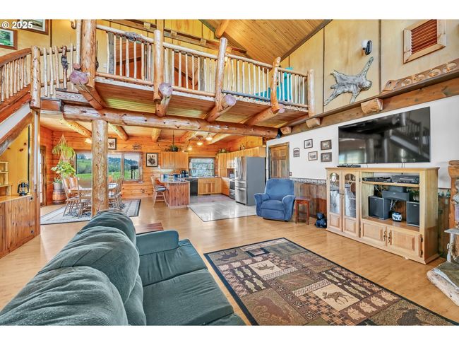 Living Room-Vaulted Ceilings | Image 19