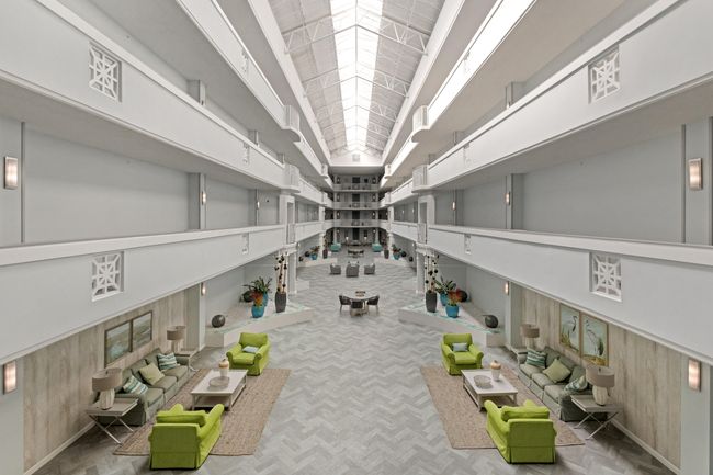 Covered Lobby | Image 36