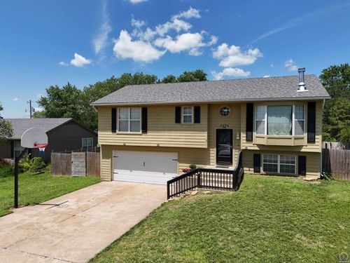 4406 Nw 52nd Ter, Topeka, KS, 66618-3261 | Card Image
