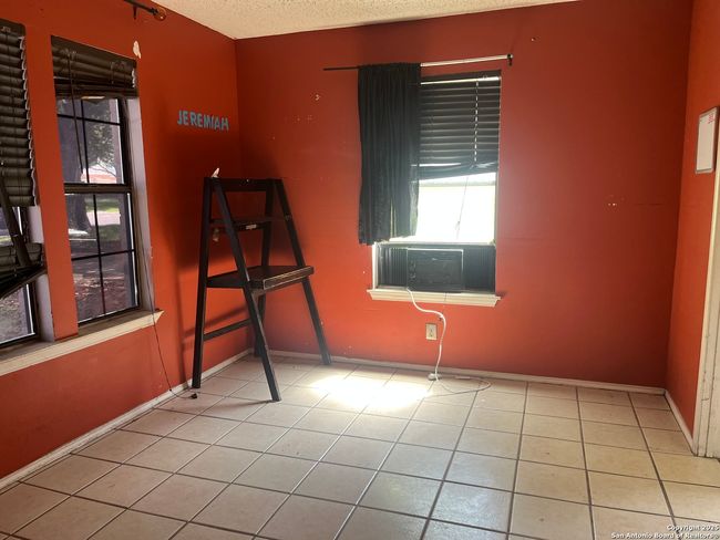 5212 Vinecrest Cir, House other with 3 bedrooms, 2 bathrooms and null parking in Kirby TX | Image 4