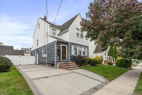 224 Oak St, W Hempstead, NY, 11552-2136 | Card Image