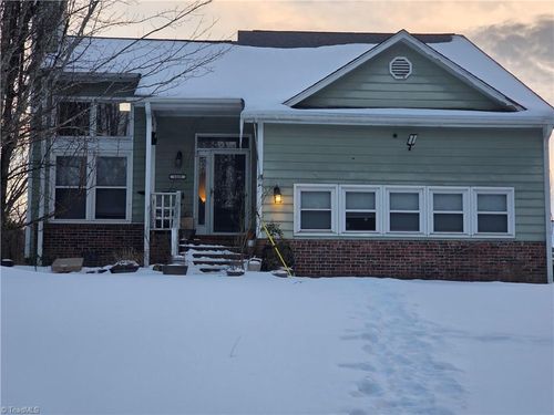 1005 Deerfield Dr, Reidsville, NC, 27320-8348 | Card Image