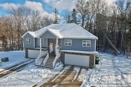 270 Whispering Pines Dr, Fenton, MI, 48430-5302 | Card Image