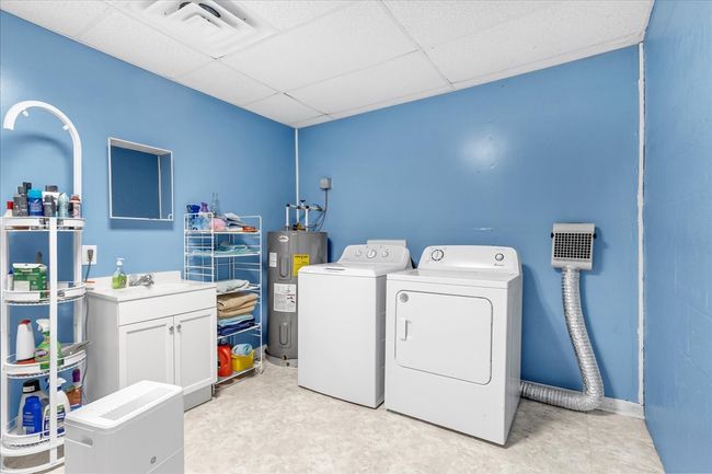 Downstairs bathroom / laundry room | Image 39
