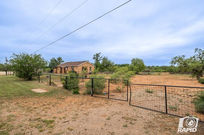 715 E Main St, House other with 3 bedrooms, 2 bathrooms and 2 parking in Bronte TX | Image 30