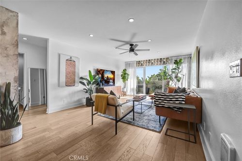 212-8400 De Longpre Ave, West Hollywood, CA, 90069-2624 | Card Image