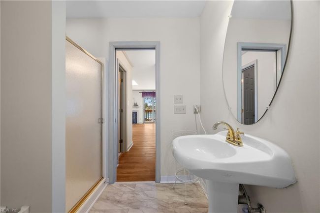 Primary Shower and Pedestal Sink | Image 27