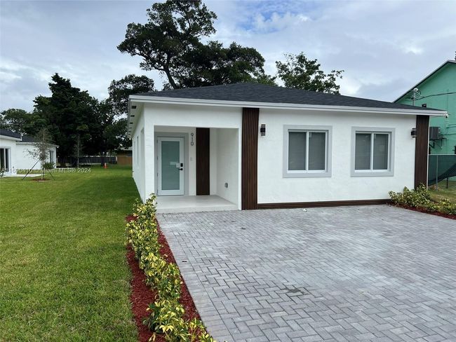 910 Nw 4th Ave, House other with 3 bedrooms, 3 bathrooms and null parking in Hallandale Beach FL | Image 4