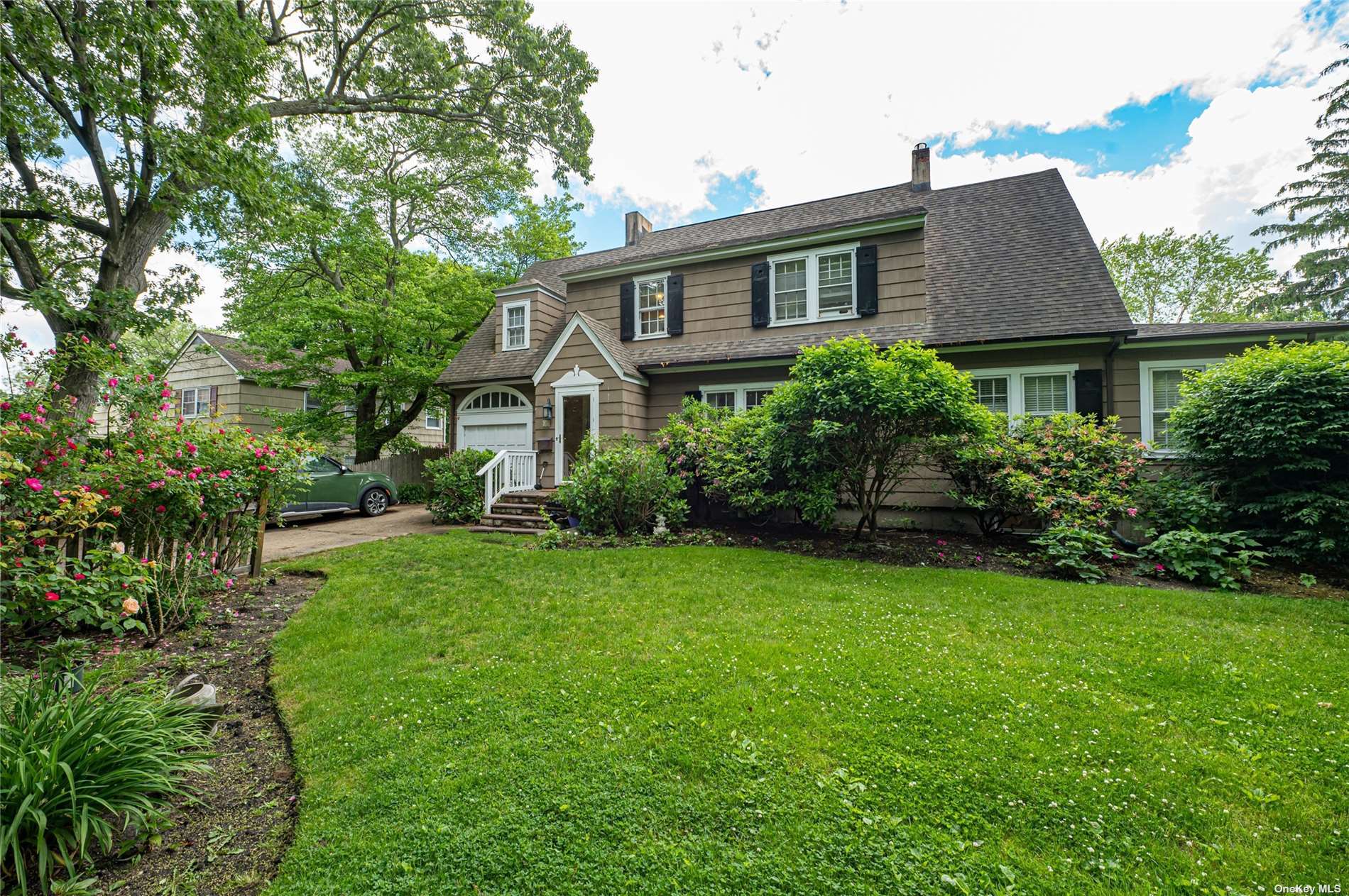 Lake Dr, West Islip, NY 11795
