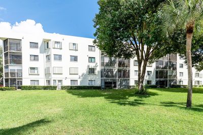 204 - 3138 Via Poinciana, Condo with 2 bedrooms, 2 bathrooms and null parking in Lake Worth FL | Image 2