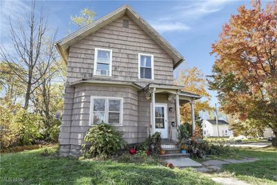 View of front facade with a front yard | Image 1