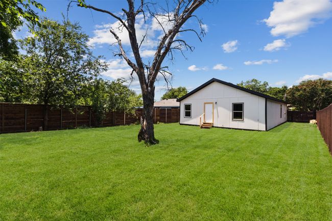 Fenced backyard with entry steps | Image 29