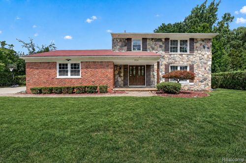 2834 Rossmoor Cir, Bloomfield Hills, MI, 48302-1052 | Card Image