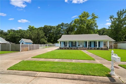 9 S Lake Ct, Violet, LA, 70092-3516 | Card Image