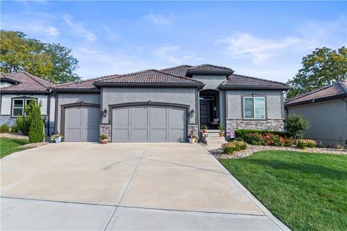 2122 Nw Ashurst Dr, Lee's Summit, MO, 64081-2560 | Card Image