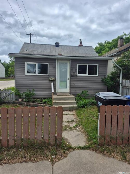 400 Av J S, Saskatoon, SK, S7M2A6 | Card Image
