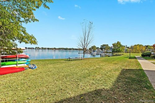 unit-d-1611 Cass Lake Rd, Keego Harbor, MI, 48320-1811 | Card Image