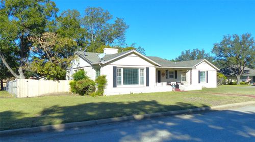 1031 W 11th St, Brady, TX, 76825-5306 | Card Image