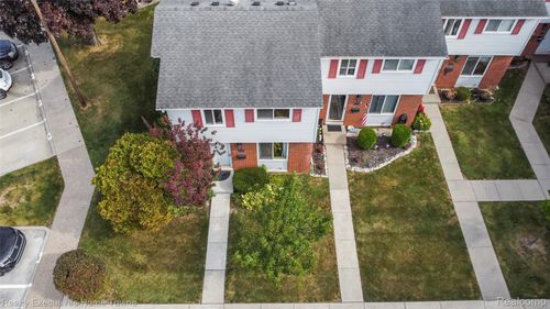 27962 Eastwick Sq, Roseville, MI, 48066-4813 | Card Image
