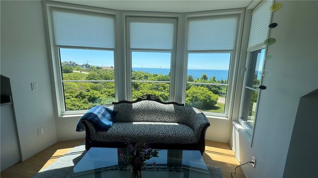 Sitting Area | Image 26