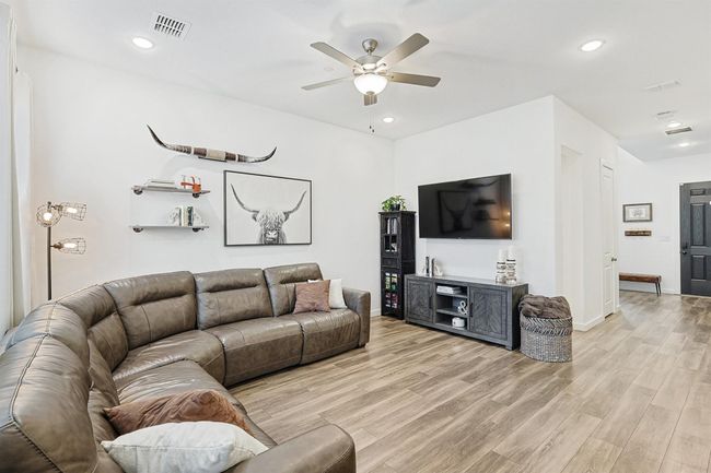 Spacious Living room | Image 9