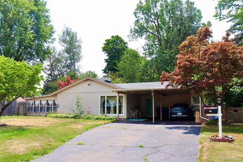 714 Country Club Ln, Flint, MI, 48507-1825 | Card Image