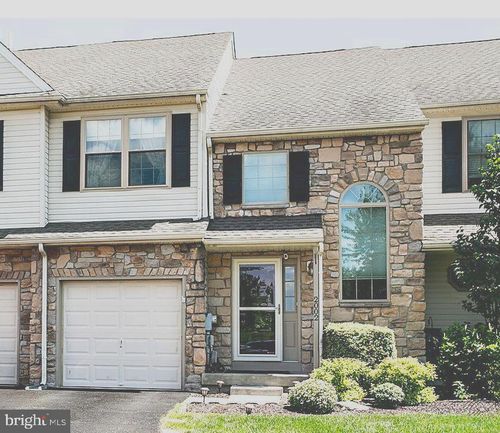 2002 Royal Ct, ROYERSFORD, PA, 19468-1377 | Card Image