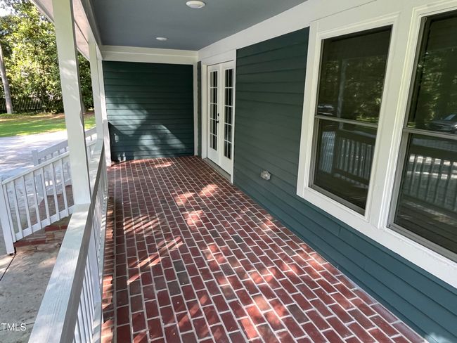 Porch 1 - 223 E Nash | Image 30