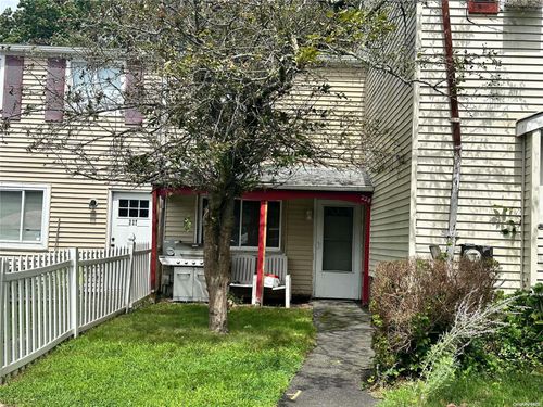 228-228 Hill Rise, Calverton, NY, 11933-1702 | Card Image