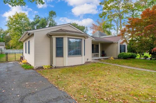 3625 Moberly Dr, Commerce Township, MI, 48382-1989 | Card Image