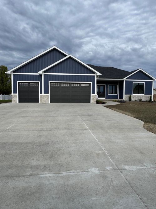 2816 W Crossroads Dr, Bay City, MI, 48706-9613 | Card Image