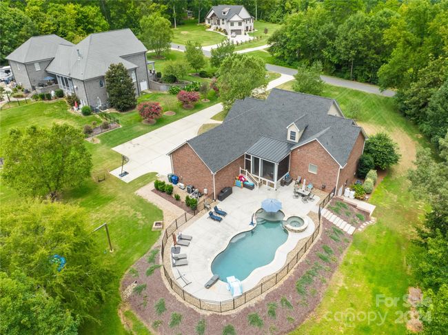 Dead end street with all custom homes | Image 30
