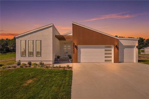 2132 Sw Wheatfield Dr, Lee's Summit, MO, 64082-1408 | Card Image