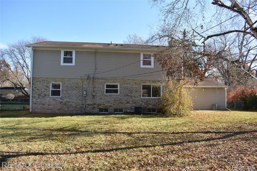 1977 Meadow Ridge Dr, Commerce Twp, MI, 48390-2655 | Card Image