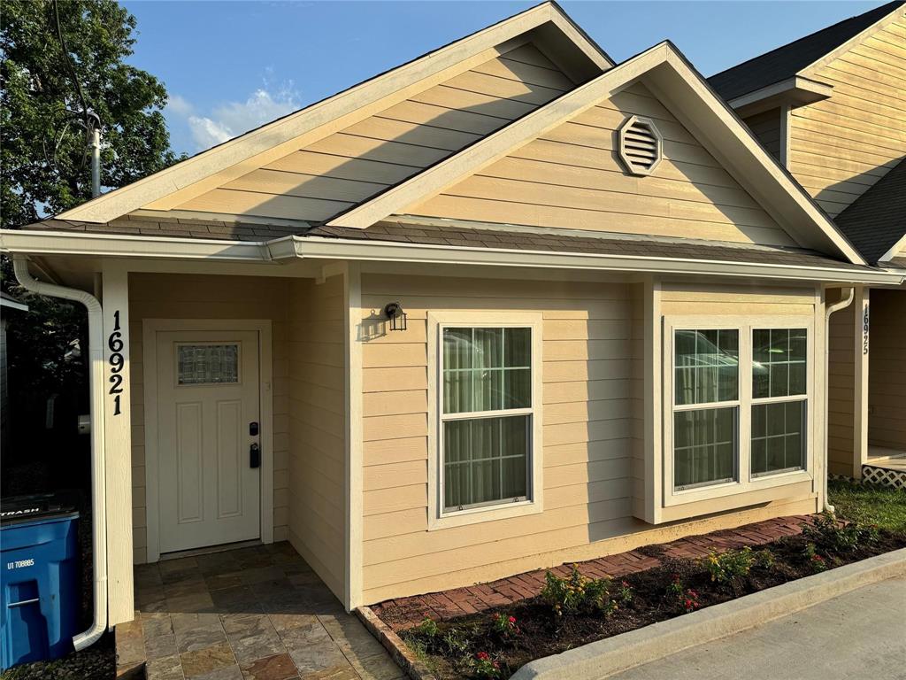 16921 Glenheath, For Sale in Montgomery Zoocasa