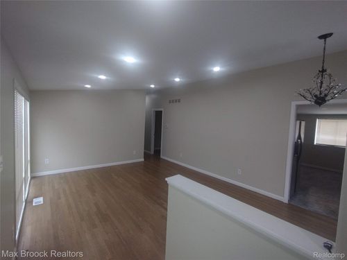 24270 Radclift St, Oak Park, MI, 48237-1558 | Card Image