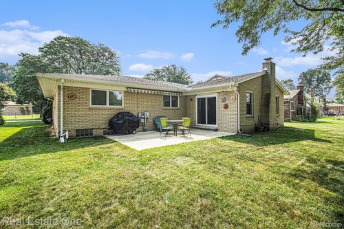 5587 Aster Dr, Troy, MI, 48085-3804 | Card Image