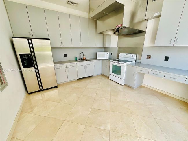 APT-11B - 881 Ocean Dr, Condo with 2 bedrooms, 2 bathrooms and null parking in Key Biscayne FL | Image 66